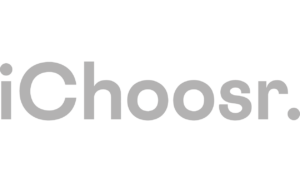 Foto van het iChoosr-logo op een lichte achtergrond. Dit wordt gepresenteerd als onderdeel van onze samenwerking als partner voor de groepsaankopen van zonnepanelen en thuisbatterijen.